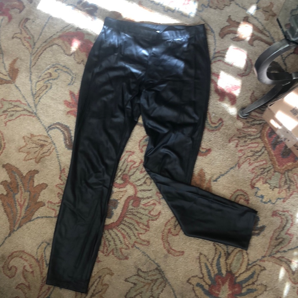 Faux black leather leggings M